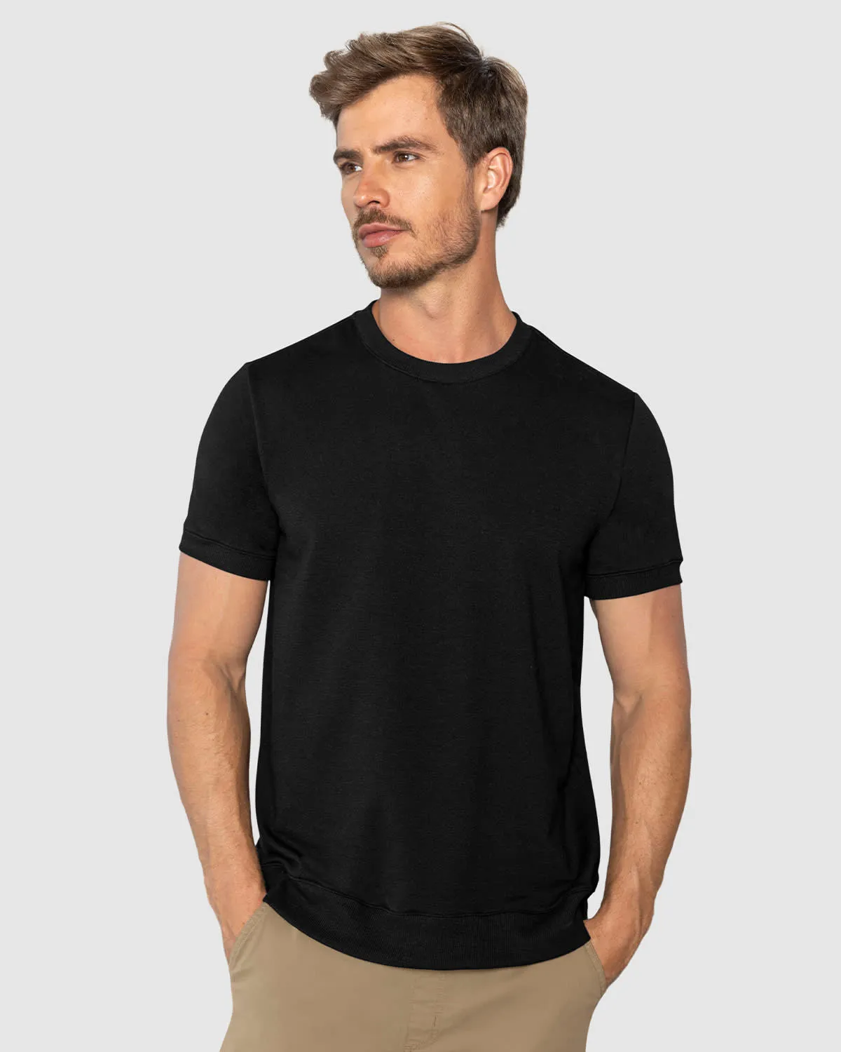 Camiseta manga corta con cuello, ruedo y mangas en rib