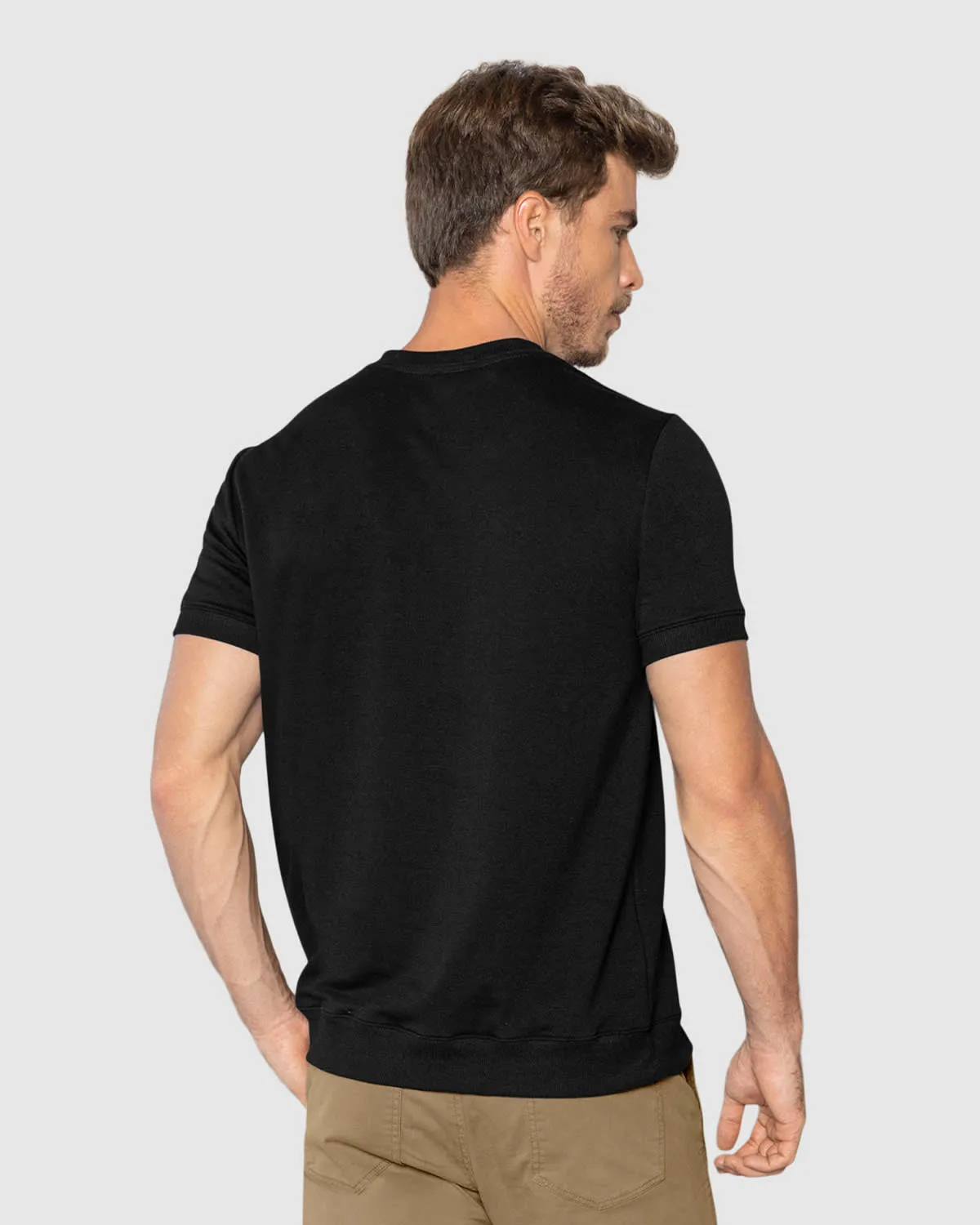 Camiseta manga corta con cuello, ruedo y mangas en rib