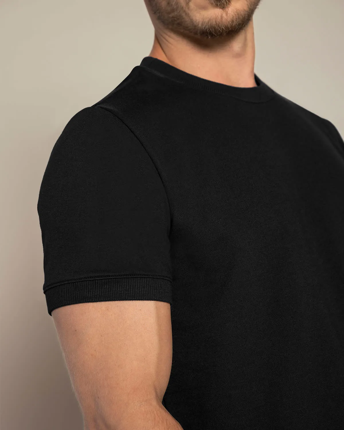 Camiseta manga corta con cuello, ruedo y mangas en rib