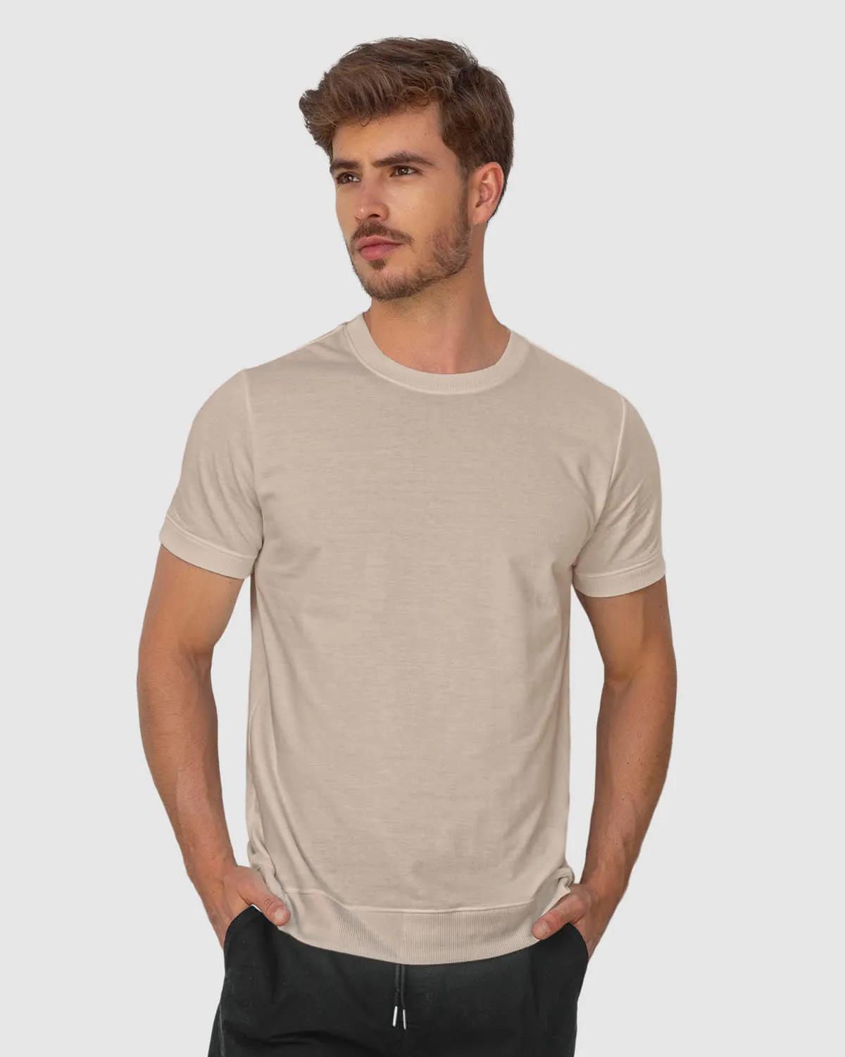 Camiseta manga corta con cuello, ruedo y mangas en rib