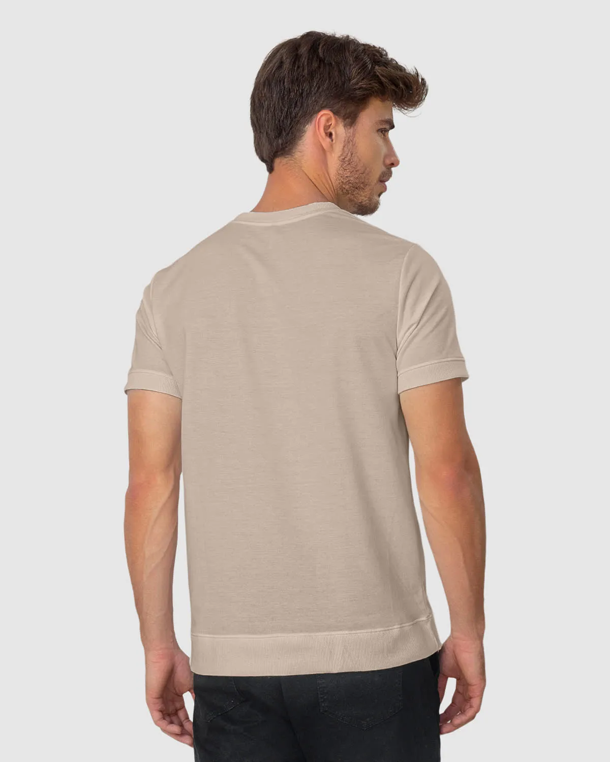 Camiseta manga corta con cuello, ruedo y mangas en rib