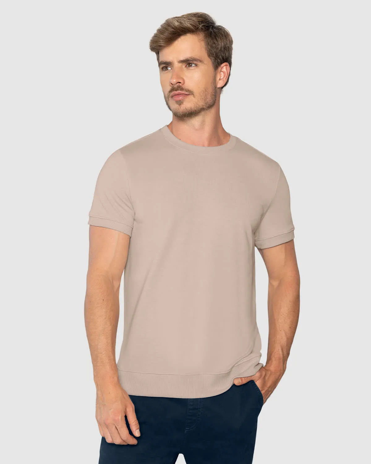 Camiseta manga corta con cuello, ruedo y mangas en rib