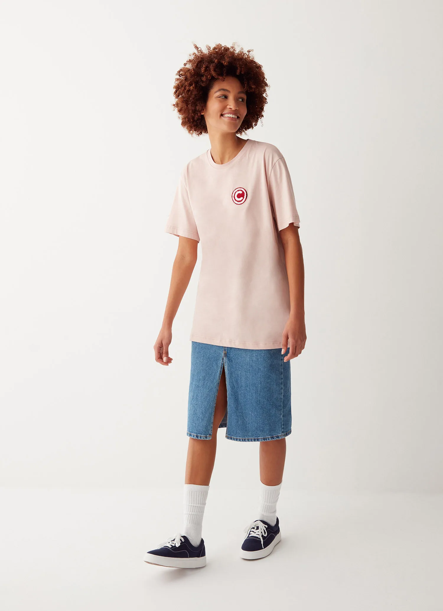 Camiseta universitaria con estampado en la espalda