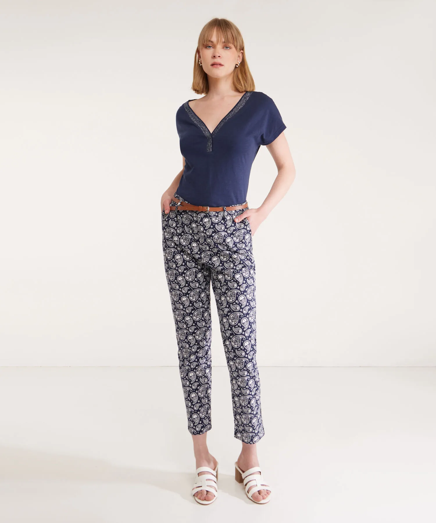 PANTAL&OACUTE;N CHINO ESTAMPADO CON CINTUR&OACUTE;N