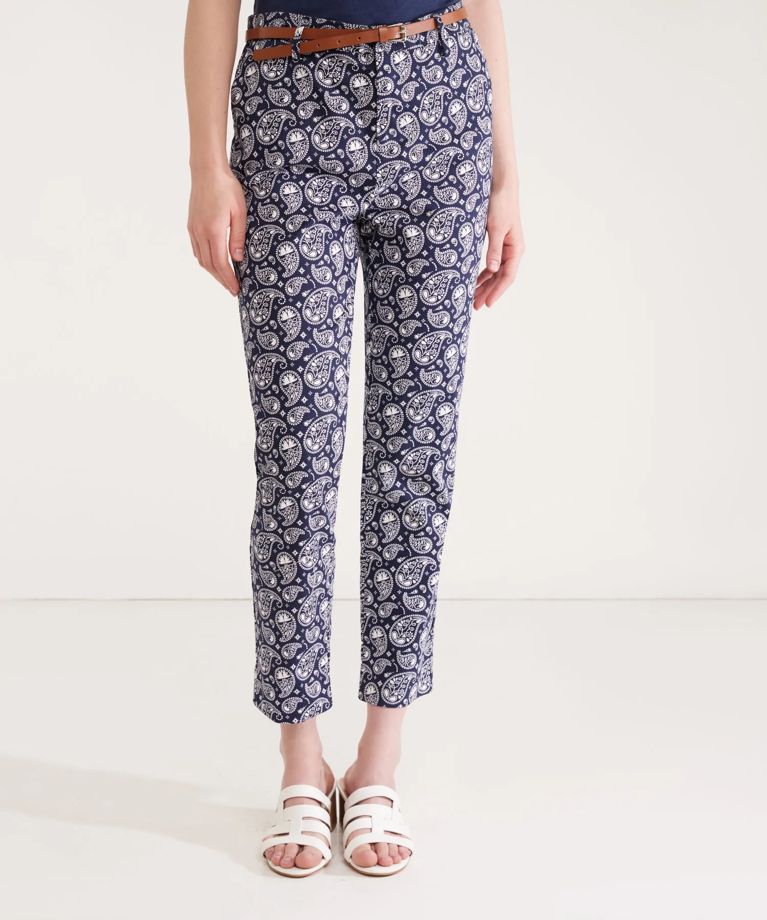 PANTAL&OACUTE;N CHINO ESTAMPADO CON CINTUR&OACUTE;N