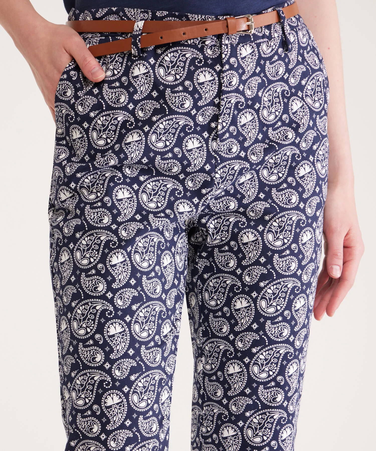 PANTAL&OACUTE;N CHINO ESTAMPADO CON CINTUR&OACUTE;N
