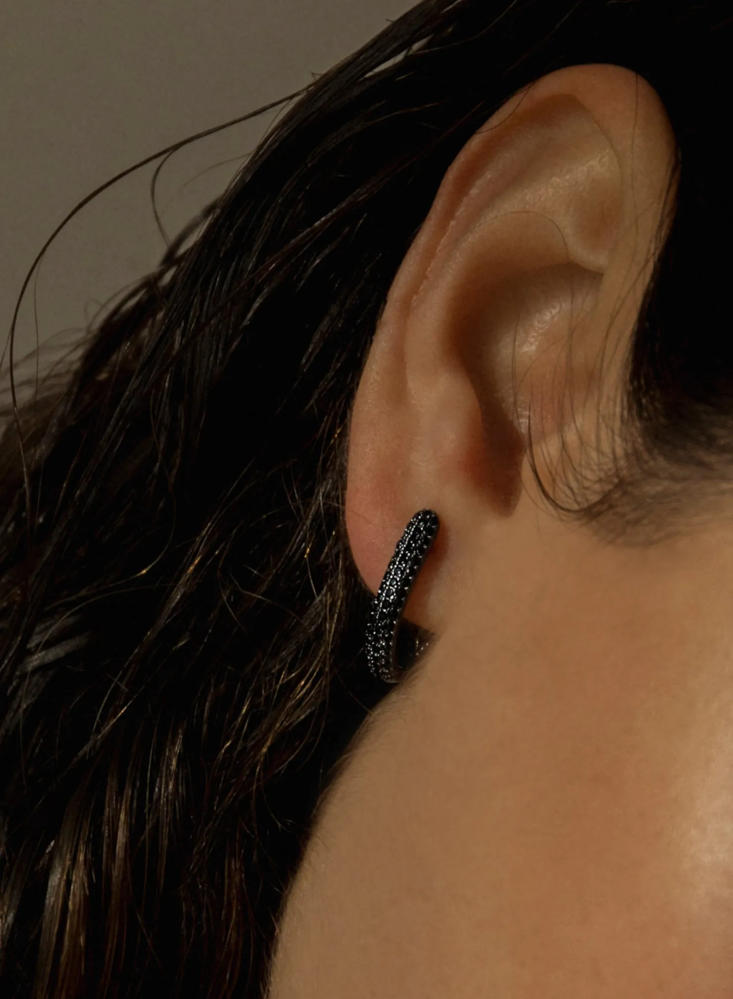 Pendientes aros pequeos con engaste de circonitas en forma de lágrima y bao de rutenio