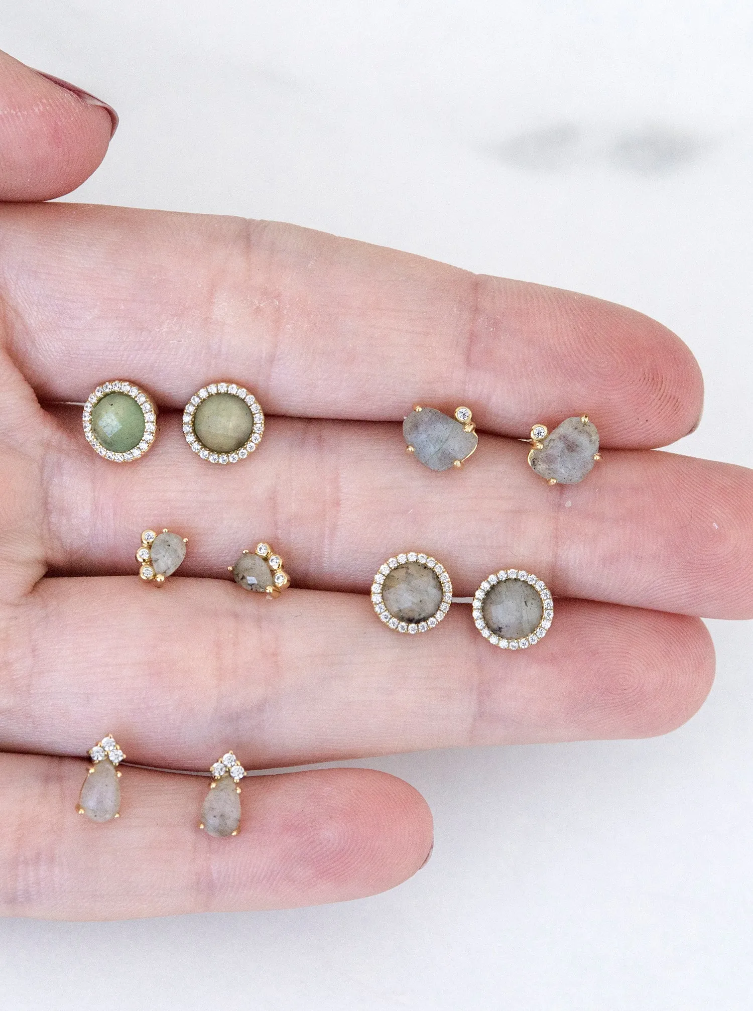 Pendientes botón con labradorita diseo circular y detalle de circonita