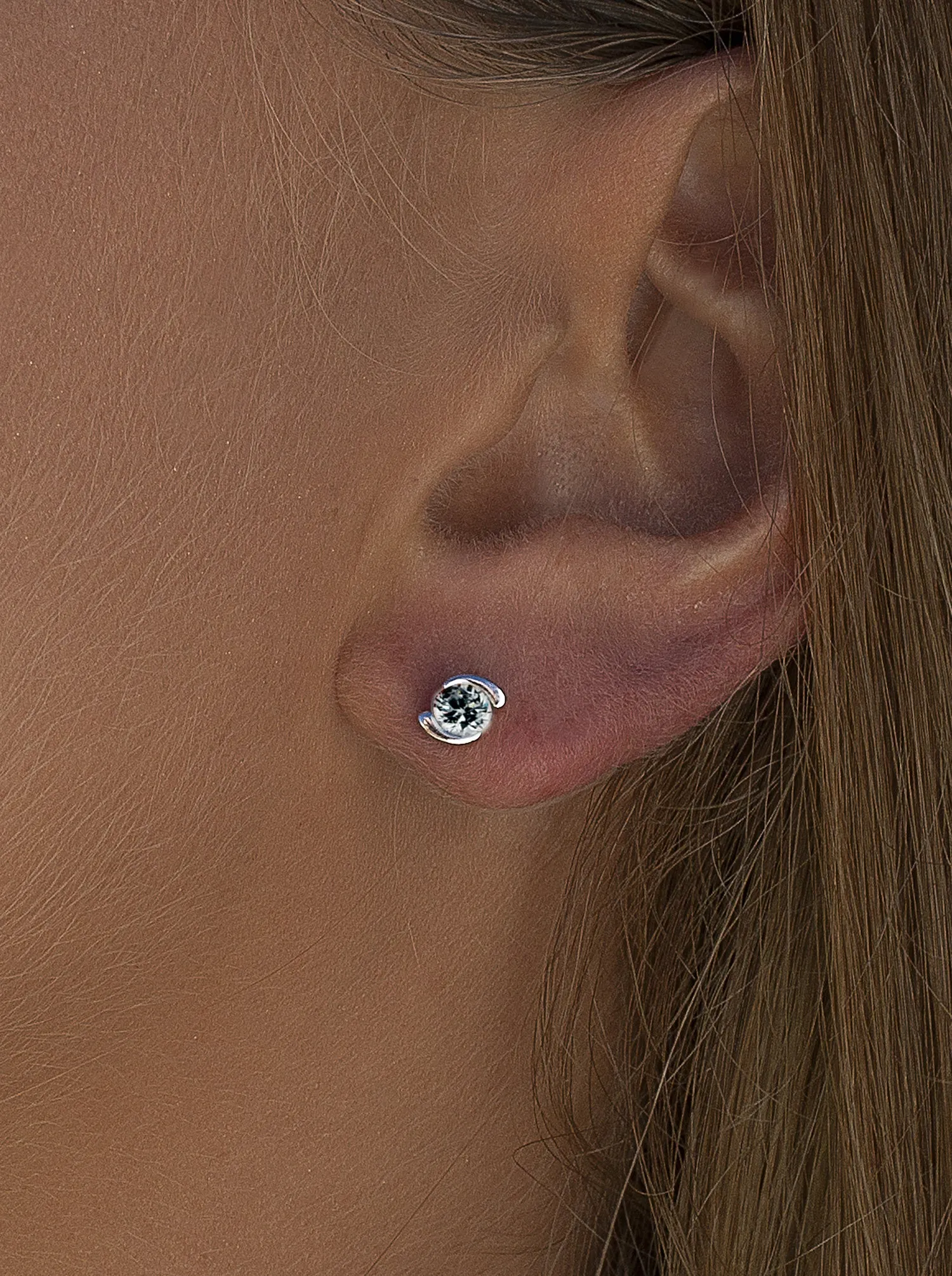 Pendientes brillantes pequeos diseo circonita central y grapas
