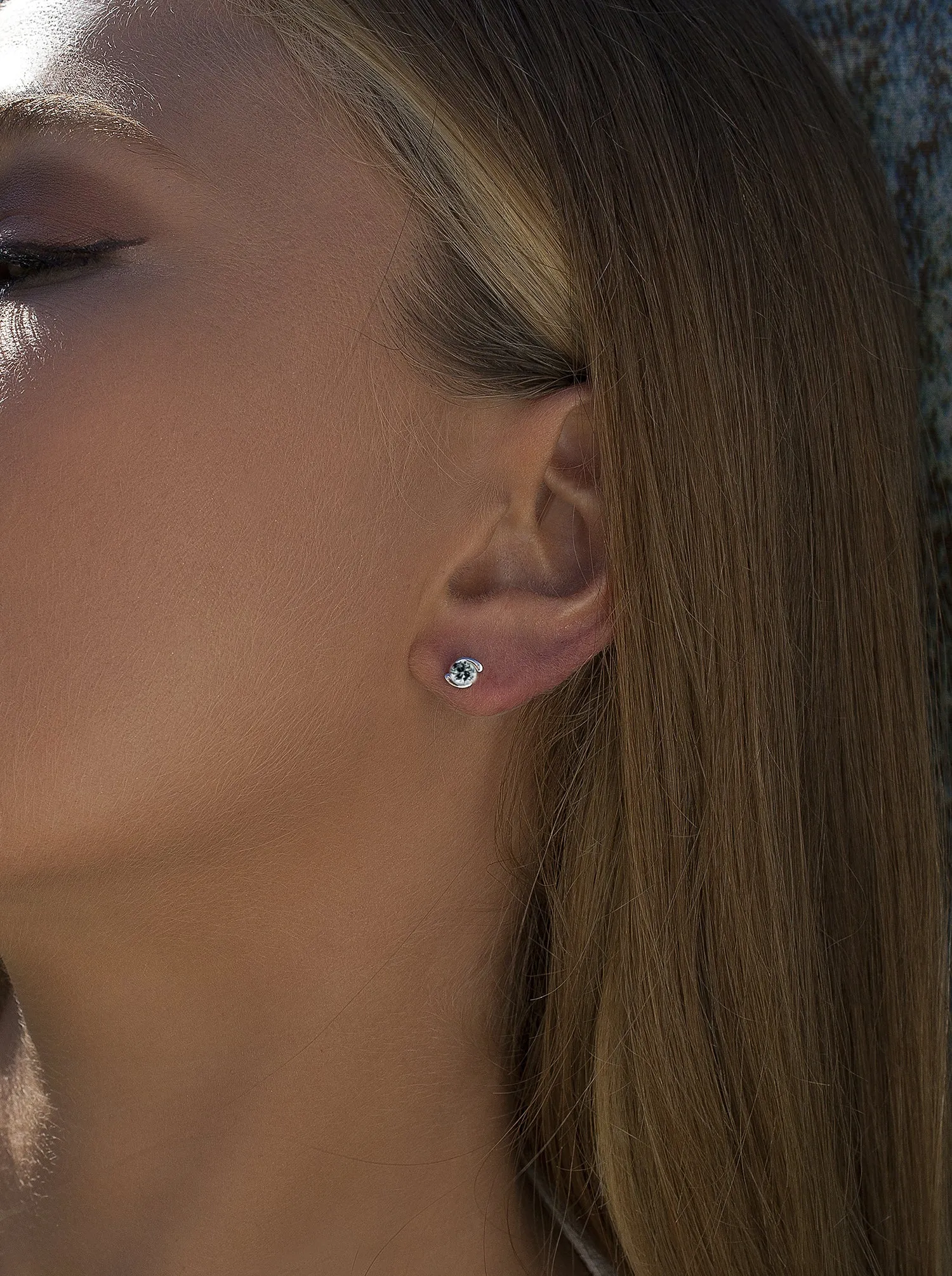 Pendientes brillantes pequeos diseo circonita central y grapas