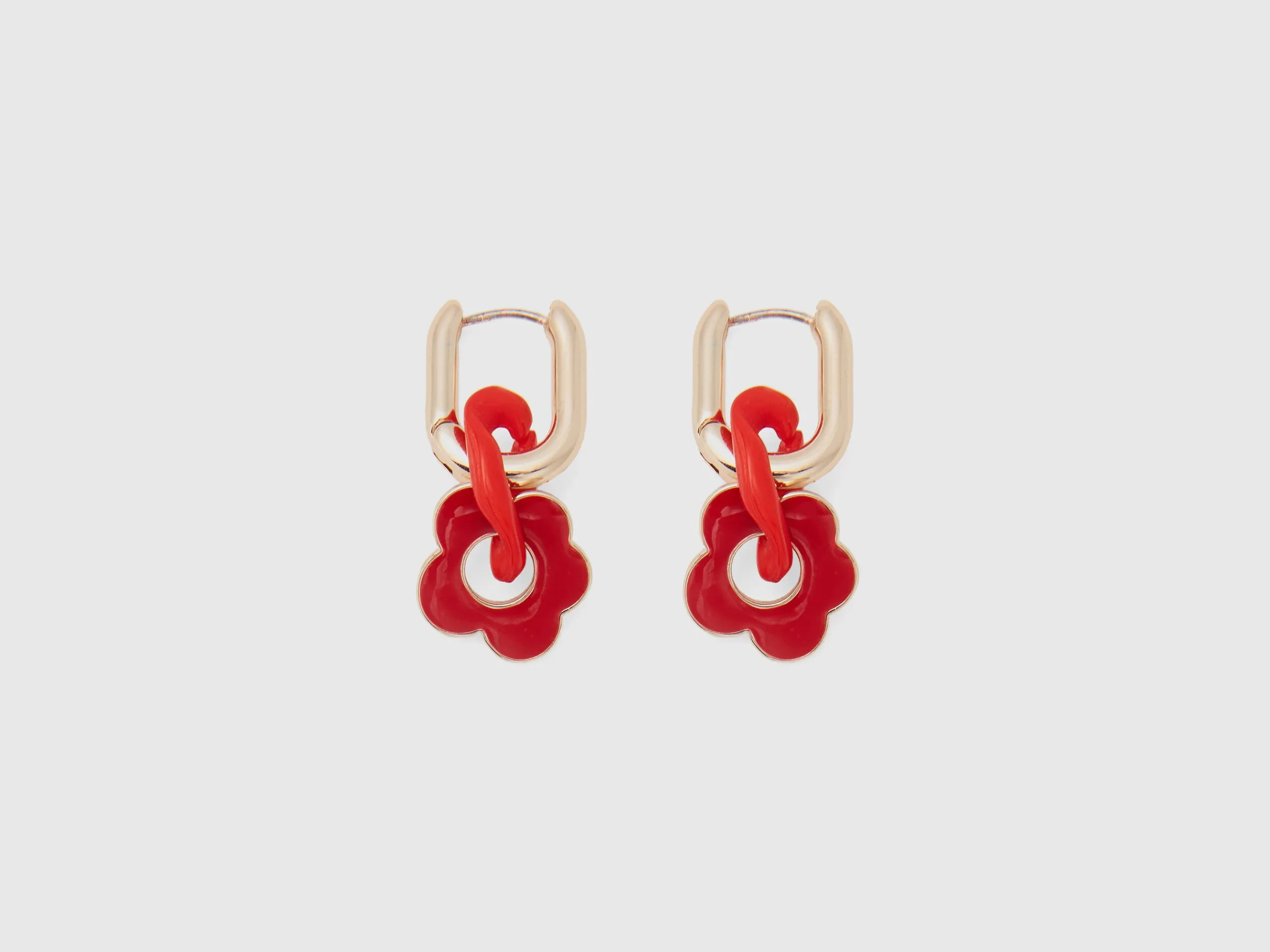 Pendientes dorados con flor roja
