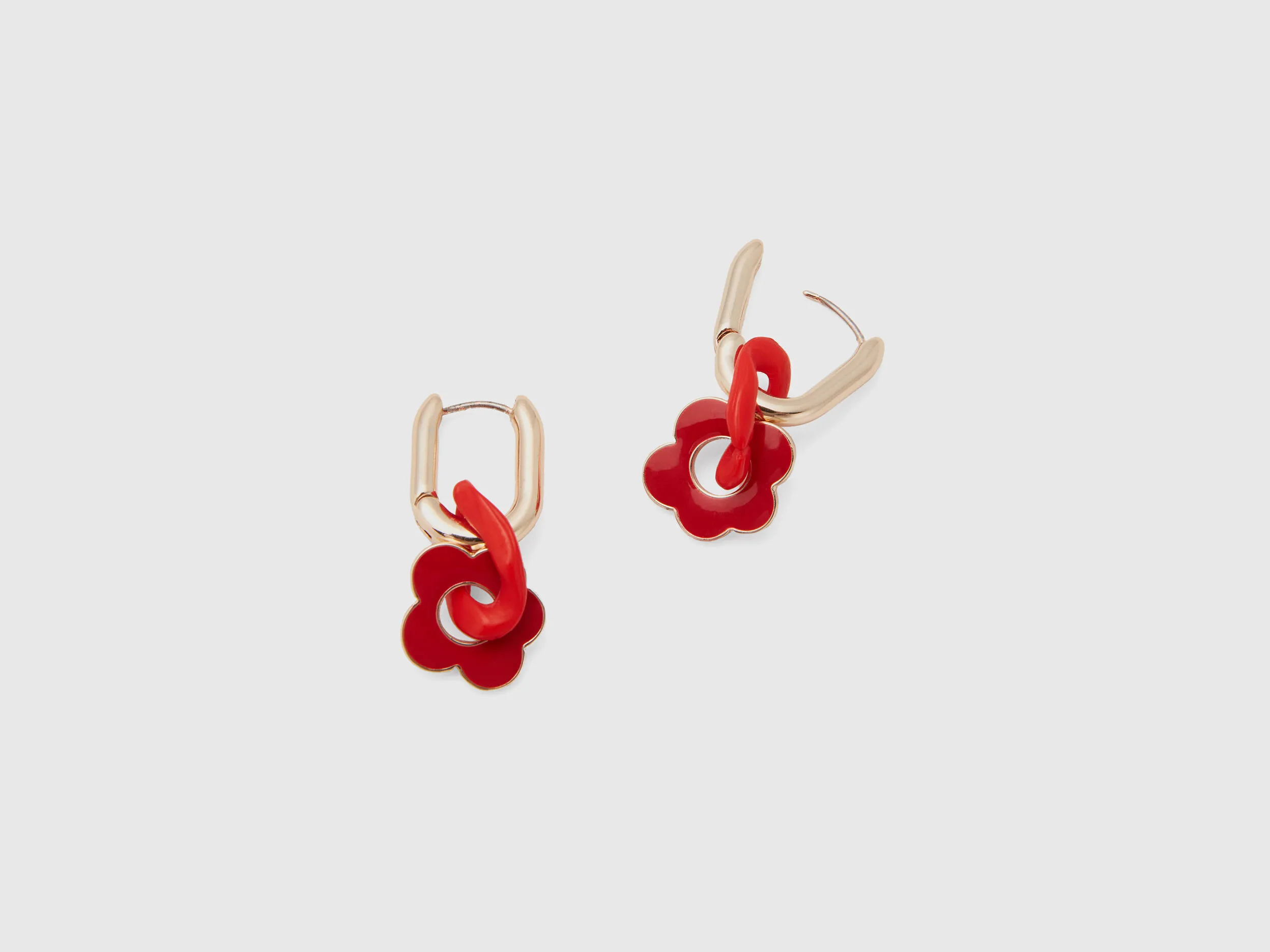 Pendientes dorados con flor roja
