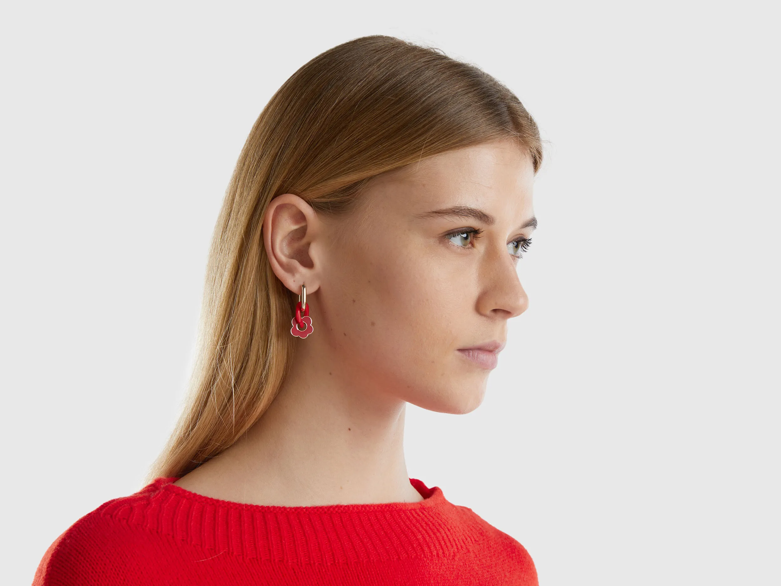 Pendientes dorados con flor roja