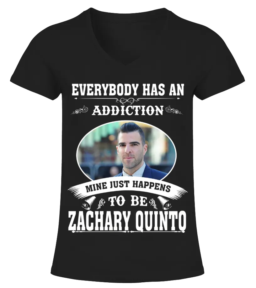 TO BE ZACHARY QUINTO Camiseta cuello pico Mujer